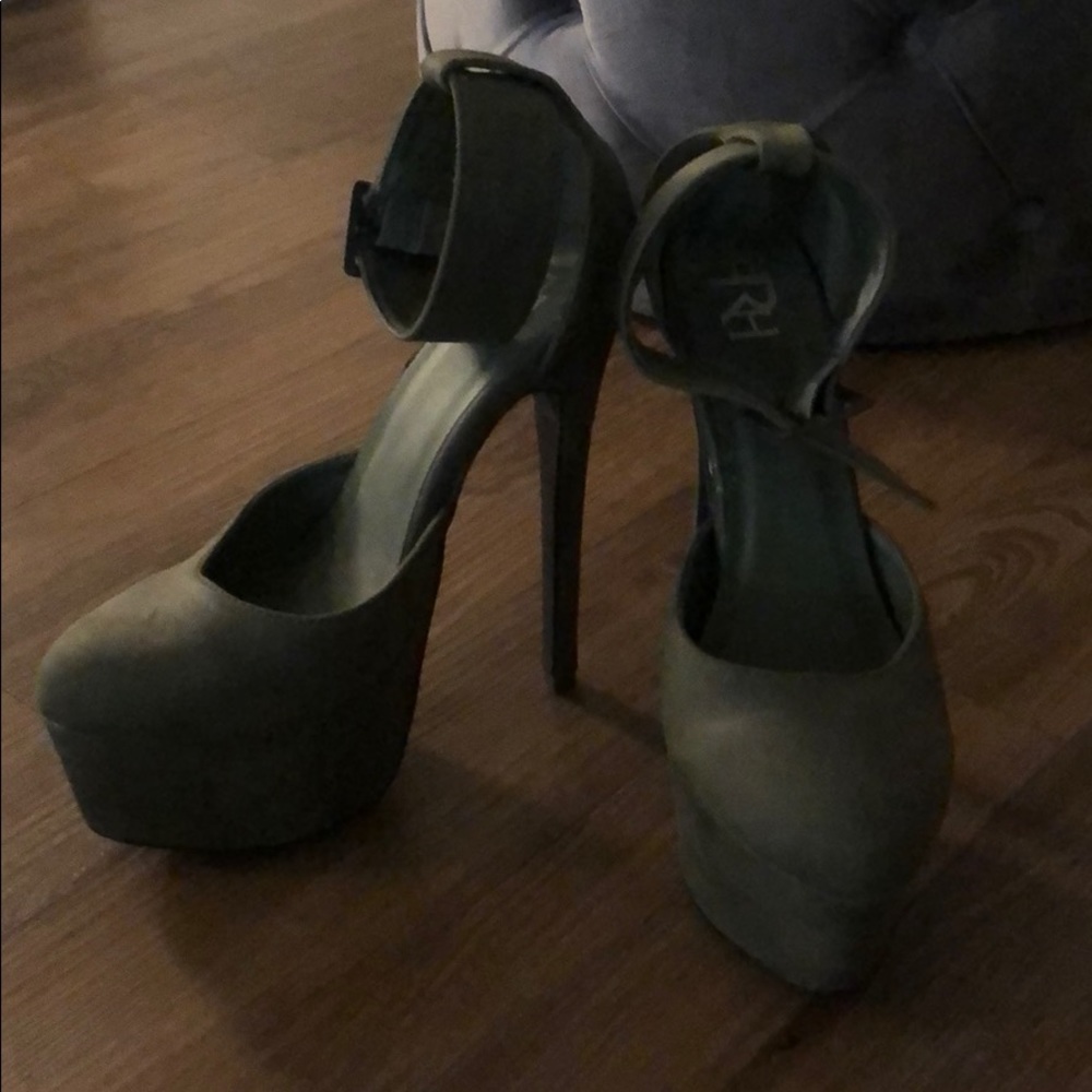 Olive Green Heels Size: 8
